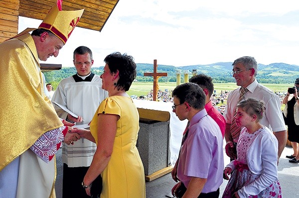  Bp Jeż wręcza srebrny medal rodzinie Bernadetcie i Piotrowi Pikulom z Radgoszczy