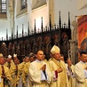  Biskup Jeż i księża jubilaci śpiewają „Te Deum” za dar kapłaństwa