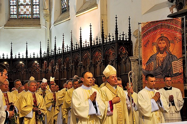  Biskup Jeż i księża jubilaci śpiewają „Te Deum” za dar kapłaństwa