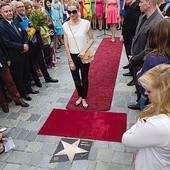  Joanna Moro, odtwórczyni roli Anny German w serialu, uczestniczyła w odsłonięciu jej gwiazdy na opolskim rynku. Na życzenie męża Anny German odsłonięcia dokonał prezydent Opola 