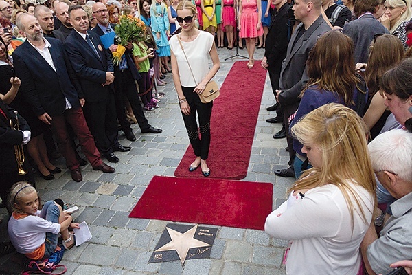  Joanna Moro, odtwórczyni roli Anny German w serialu, uczestniczyła w odsłonięciu jej gwiazdy na opolskim rynku. Na życzenie męża Anny German odsłonięcia dokonał prezydent Opola 