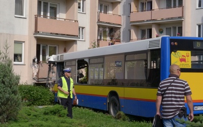 Autobus uderzył w blok