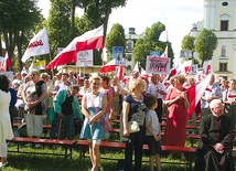  Do Krzeszowa przyjechało kilkaset osób z terenu całej archidiecezji wrocławskiej, manifestując przywiązanie do wartości katolickich  