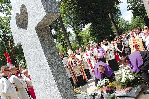  Pomnik projektował ks. Andrzej Milewski, a wykonał zakład kamieniarski  Wojciecha Popielskiego. Pochówki będą odbywały się dwa razy w roku