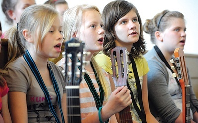  Aż cztery dziewczynki uczą się grać na gitarze, żeby poprawiać brzmienie katedralnej scholi dziecięcej