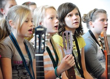  Aż cztery dziewczynki uczą się grać na gitarze, żeby poprawiać brzmienie katedralnej scholi dziecięcej