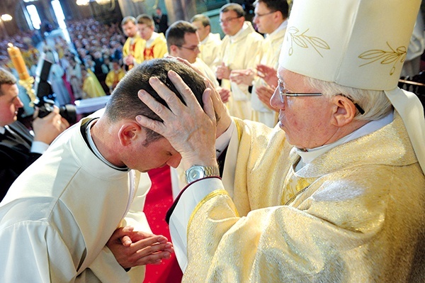  25 maja – ks. infułat Kazimierz Jandziszak nakłada ręce na głowę wyświęcanego prezbitera – kapłańska sztafeta  