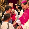  Po Eucharystii arcybiskup odbierał życzenia i gratulacje 