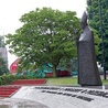 Pomnik wielkiego metropolity wrocławskiego wita wszystkich odwiedzających  Ostrów Tumski