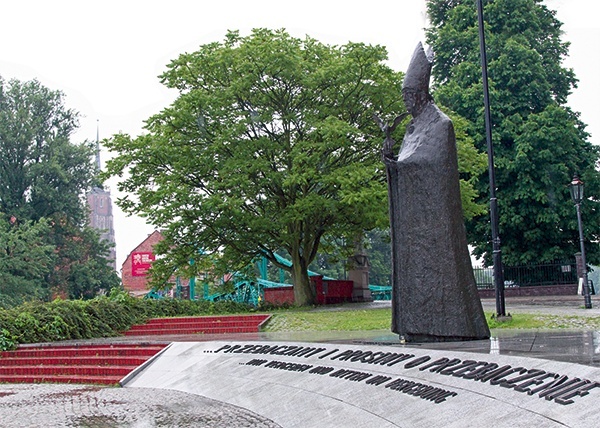 Pomnik wielkiego metropolity wrocławskiego wita wszystkich odwiedzających  Ostrów Tumski