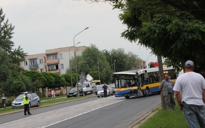 Służby techniczne KM odholowują pojazd