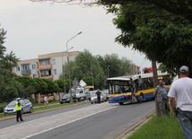 Służby techniczne KM odholowują pojazd