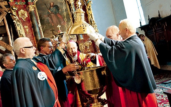 Członkowie Bractwa św. Jakuba Apostoła noszą charakterystyczne stroje 