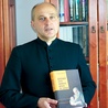Ks. prof. Zdzisław Żywica mówi, że dzięki szkole ludzie ze zrozumieniem zaczynają czytać święte teksty