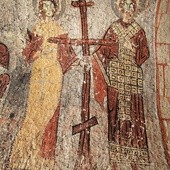 Matką Konstantyna była św. Helena, która podczas pielgrzymki do Palestyny odnalazła relikwie krzyża Chrystusa. Na zdjęciu: fresk z kościoła w Kapadocji przedstawiający św. Helenę i Konstantyna z krzyżem
