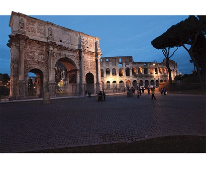 Dwa wymowne symbole: Łuk Konstantyna – ostatni antyczny łuk triumfalny w Rzymie, wznisiony ok. 315 roku, upamiętnia zwycięstwo odnieione „pod znakiem Chrystusa”.  Stoi tuż obok Koloseum , które jest symbolem rzymskich męczenników za wiarę 