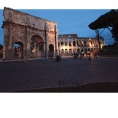 Dwa wymowne symbole: Łuk Konstantyna – ostatni antyczny łuk triumfalny w Rzymie, wznisiony ok. 315 roku, upamiętnia zwycięstwo odnieione „pod znakiem Chrystusa”.  Stoi tuż obok Koloseum , które jest symbolem rzymskich męczenników za wiarę 