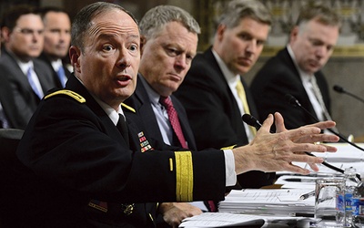 Gen. Keith Alexander (pierwszy z lewej), szef Narodowej Agencji Bezpieczeństwa (NSA) musiał tłumaczyć się przed Senatem USA  z powodu oskarżeń o nielegalną inwigilację