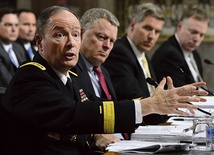 Gen. Keith Alexander (pierwszy z lewej), szef Narodowej Agencji Bezpieczeństwa (NSA) musiał tłumaczyć się przed Senatem USA  z powodu oskarżeń o nielegalną inwigilację
