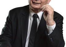 Jarosław Kaczyński doktor nauk prawnych, po 1989 r. premier, poseł i senator. Przed Sierpniem ’80 działał w opozycji, jako współpracownik KOR, później zaangażował się w działalność NSZZ „Solidarność”. Współtworzył partię Porozumienie Centrum, a w 2001 r. wraz z bratem Lechem zakładał partię Prawo i Sprawiedliwość, która pod jego przewodnictwem wygrała w 2005 r. wybory parlamentarne. Był premierem w latach 2006–2007.