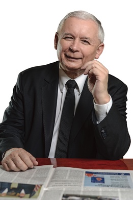 Jarosław Kaczyński doktor nauk prawnych, po 1989 r. premier, poseł i senator. Przed Sierpniem ’80 działał w opozycji, jako współpracownik KOR, później zaangażował się w działalność NSZZ „Solidarność”. Współtworzył partię Porozumienie Centrum, a w 2001 r. wraz z bratem Lechem zakładał partię Prawo i Sprawiedliwość, która pod jego przewodnictwem wygrała w 2005 r. wybory parlamentarne. Był premierem w latach 2006–2007.