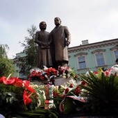 Pomnik prezydenckiej pary stanął przy głównej ulicy miasta przed I LO im. M. Kopernika