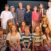 "Lolek" w komplecie. 14 młodych aktorów na deskach Bałtyckiego Teatru Dramatycznego poruszyło trudną tematykę odchodzenia 