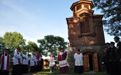 Po poświęceniu dzwonnicy przez bp. Marcinkowskiego rozdzwoniły się jej dzwony