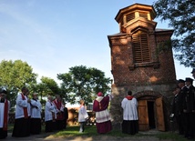 Po poświęceniu dzwonnicy przez bp. Marcinkowskiego rozdzwoniły się jej dzwony