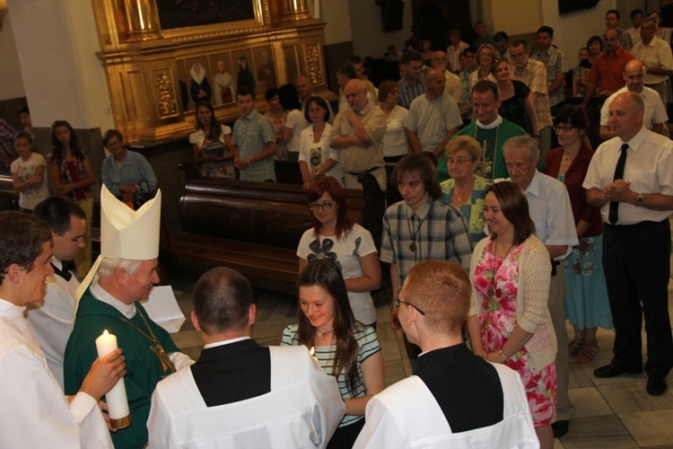 Oazowe świece wręczał ksiądz infułat A. Kokoszka