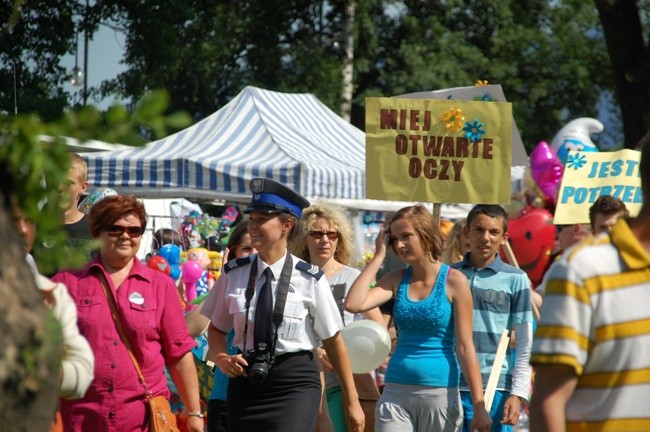 Życie wolne od uzależnień promowali uczestnicy marszu, którzy później wzięli udział w festiwalu