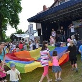 Dzieci i dorośli nie nudzili się na pikniku zorganizowanym przez parafię w Czernicach Borowych