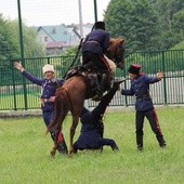 Ten pokaz sprawności członków grupy rekonstrukcyjnej przez chwilę zaparł dech w piersiach widzów