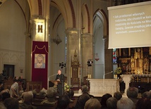 Łódzkie „Dialogi w katedrze” to cykl spotkań, podczas których abp Marek Jędraszewski odpowiada na pytania wiernych. Za każdym razem najważniejsza świątynia w mieście, kojarzonym z lewicowymi tradycjami, jest wypełniona ludźmi. Widzieliśmy to na własne oczy