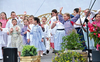 Na scenie przy kościele występowało kilkadziesiąt zespołów dziecięcych, młodzieżowych i dorosłych. Na zdjęciu najmłodsi z Lubuskiego Zespołu Pieśni i Tańca