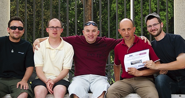 Ekipa filmowa to pięć osób: od lewej: dźwiękowiec Rafał, operator i drugi reżyser Maciej, producent Dariusz Trętowicz, reżyser Grzegorz Misiewicz oraz Krzysztof Ponarski 