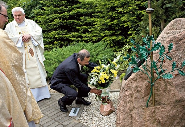 Uroczystości rozpoczęto od złożenia kwiatów pod papieskim obeliskiem – głazem przetransportowanym pod kościół z lotniska