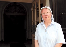  Siostra Urszula Brzonkalik w drzwiach kościoła franciszkanów w Opolu 
