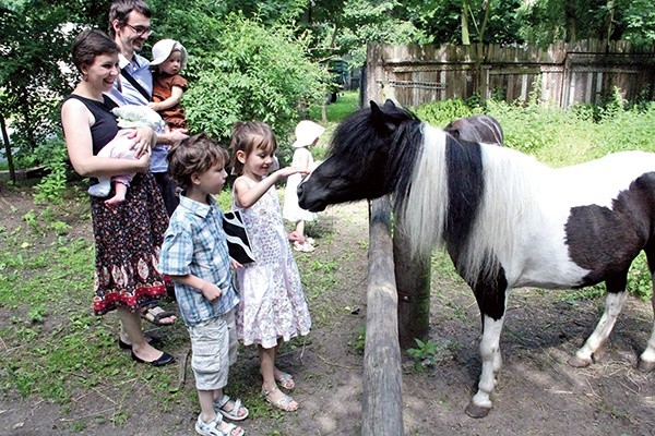  Dzieci państwa Mokrzyckich były pod dużym wrażeniem zwierząt,  które mogły obejrzeć w zoo