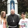 Pod koniec roku szkolnego bp Jerzy Maculewicz odwiedził Alisę i Anastasię we Wrocławiu. Dziewczęta miały okazję opowiedzieć o swoich wrażeniach z pobytu w Polsce