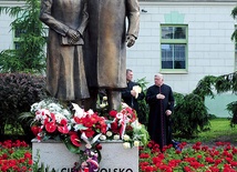 Pomnik upamiętnia prezydencką parę Marię i Lecha Kaczyńskich 