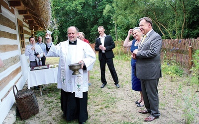  W czasie „obsiedlin” dom poświęcił ks. Mirosław Kszczot. Z prawej dyrektor muzeum Ilona Jaroszek  i marszałek Mazowsza Adam Struzik