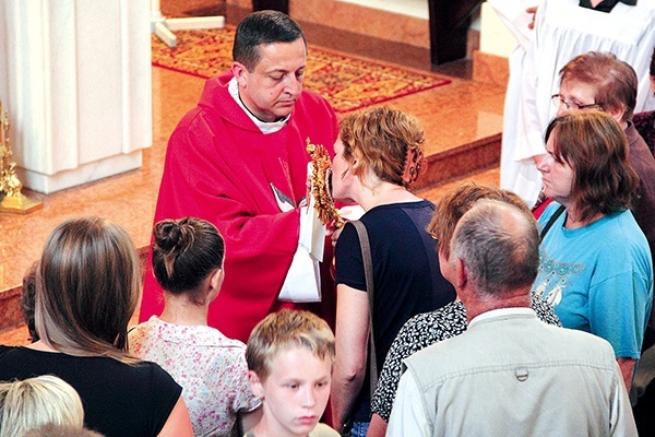 Wierni w budziszewickim kościele całują relikwie błogosławionego, trzymane przez ks. Marcina Borządka