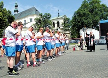  Przed startem modlitwa i pokropienie wodą święconą