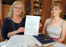  Elwira Sobczak z córką Andżeliką pokazują dokumenty, które umożliwiły im przyjazd do Polski