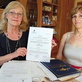  Elwira Sobczak z córką Andżeliką pokazują dokumenty, które umożliwiły im przyjazd do Polski