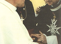  22.06.1983 r. Papież Jan Paweł II wita się z Andrzejem Ciechanowieckim, głównym fundatorem świątyni  św. Maksymiliana,  kawalerem maltańskim