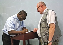 Nigeryjski duchowny podpisywał „Raport o prześladowaniach chrześcijan w latach  2007–2008”, który można było kupić po spotkaniu