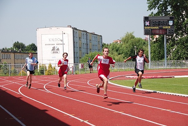  Podczas rywalizacji na stadionie