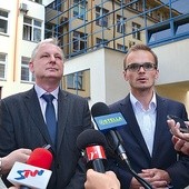  Mirosław Leśniewski (z lewej) wraz ze starostą Robertem Filą na spotkaniu z dziennikarzami